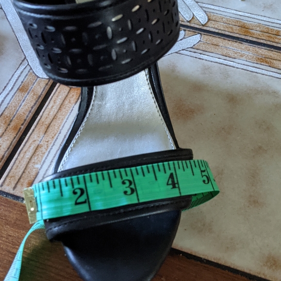 3 for $30 WHITE HOUSE/BLACK MARKET WEDGE SANDALS - Picture 6 of 6